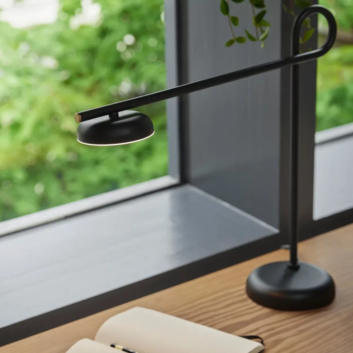 DPJ Workspace Tischleuchte Salto